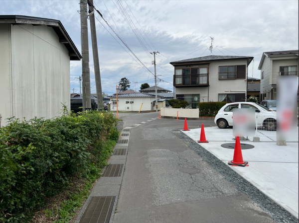 八戸市大字大久保、新築一戸建ての前面道路を含む現地写真画像です