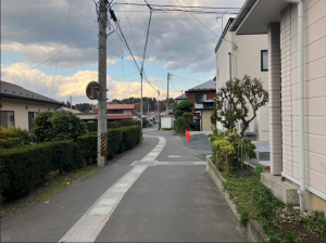 八戸市長者、新築一戸建ての前面道路を含む現地写真画像です