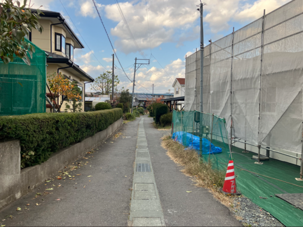 八戸市長者、新築一戸建ての前面道路を含む現地写真画像です