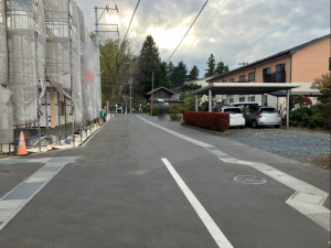 八戸市長者、新築一戸建ての前面道路を含む現地写真画像です