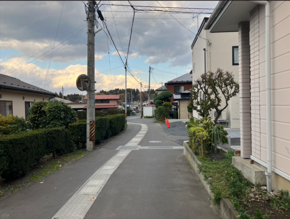 八戸市長者、新築一戸建ての前面道路を含む現地写真画像です