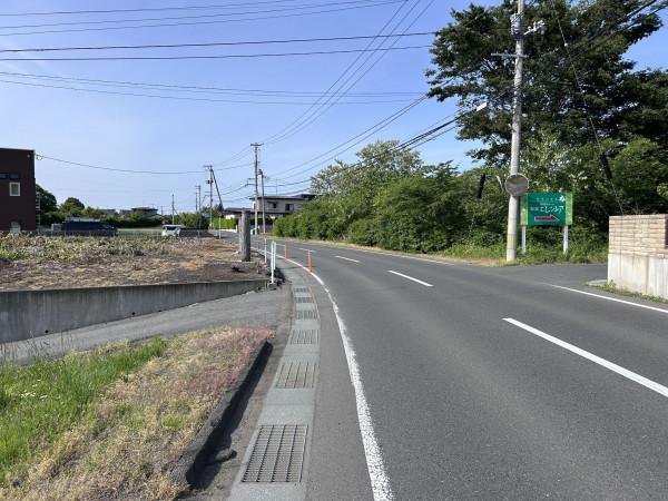 八戸市根城、土地の前面道路を含む現地写真画像です