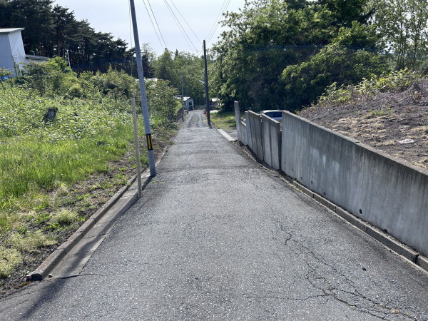 八戸市根城、土地の前面道路を含む現地写真画像です