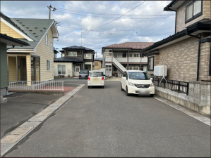 八戸市大字湊町、中古一戸建ての前面道路を含む現地写真画像です