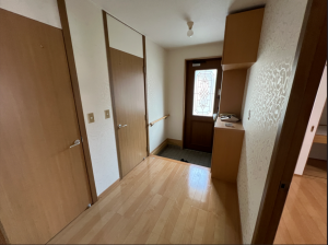 八戸市大字湊町、中古一戸建ての玄関画像です