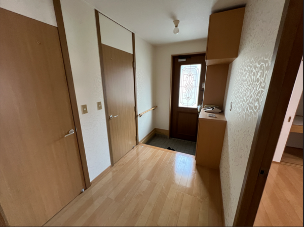 八戸市大字湊町、中古一戸建ての玄関画像です