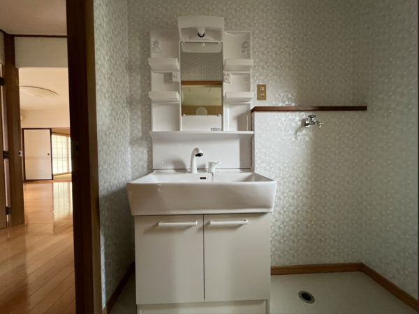 八戸市大字湊町、中古一戸建ての洗面画像です