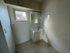 八戸市大字白銀町、中古一戸建ての洗面画像です