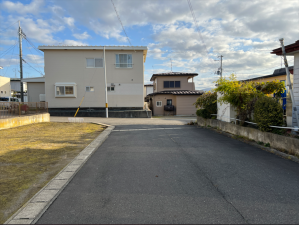 八戸市大字白銀町、中古一戸建ての前面道路を含む現地写真画像です