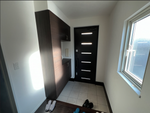 八戸市大字白銀町、中古一戸建ての玄関画像です