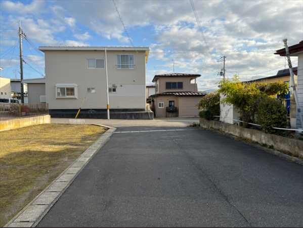 八戸市大字白銀町、中古一戸建ての前面道路を含む現地写真画像です