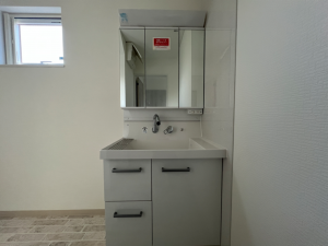 八戸市大字白銀町、中古一戸建ての洗面画像です