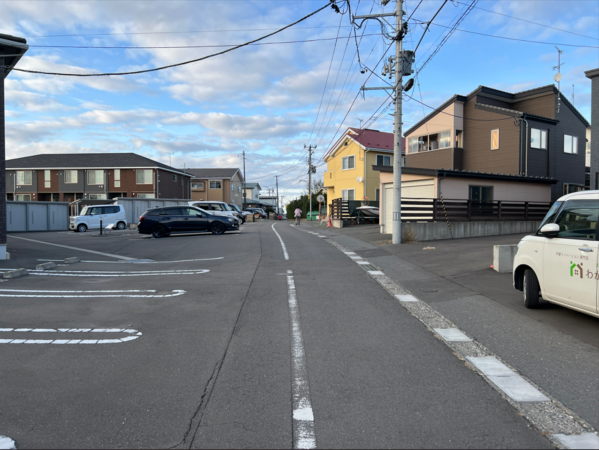 八戸市大字白銀町、中古一戸建ての前面道路を含む現地写真画像です