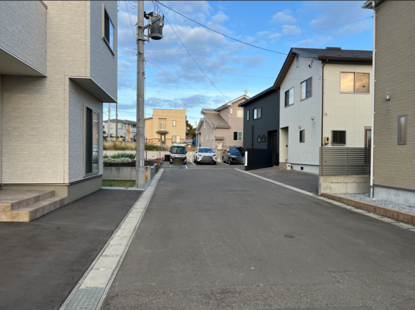 八戸市大字白銀町、中古一戸建ての前面道路を含む現地写真画像です