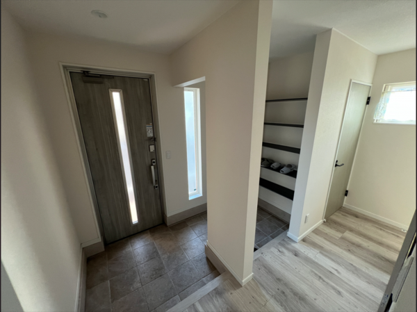 八戸市大字白銀町、中古一戸建ての玄関画像です