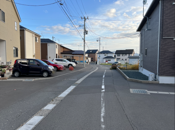 八戸市大字白銀町、中古一戸建ての前面道路を含む現地写真画像です