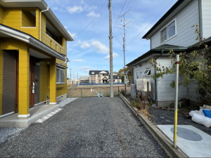 八戸市大字糠塚、中古一戸建ての前面道路を含む現地写真画像です