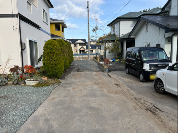 八戸市大字糠塚、中古一戸建ての前面道路を含む現地写真画像です