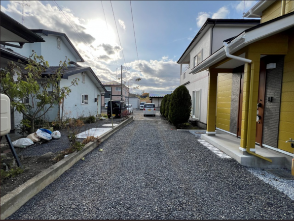 八戸市大字糠塚、中古一戸建ての前面道路を含む現地写真画像です