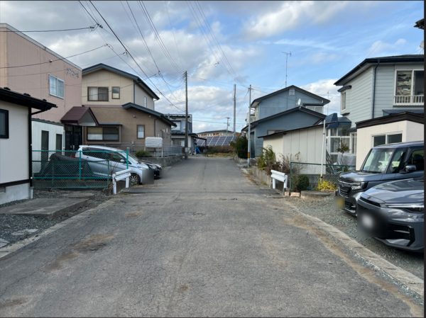 八戸市大字糠塚、中古一戸建ての前面道路を含む現地写真画像です
