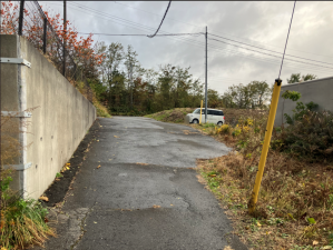 八戸市大字根城、土地の前面道路を含む現地写真画像です