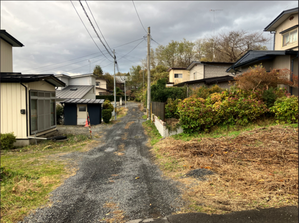 八戸市大字根城、土地の前面道路を含む現地写真画像です