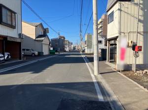 八戸市小中野、新築一戸建ての前面道路を含む現地写真画像です