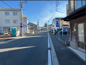 八戸市小中野、新築一戸建ての前面道路を含む現地写真画像です