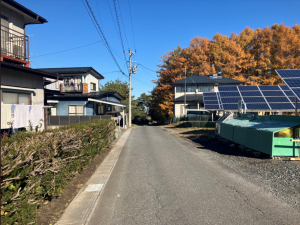 八戸市大字大久保、中古一戸建ての前面道路を含む現地写真画像です