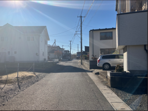 八戸市大字大久保、中古一戸建ての前面道路を含む現地写真画像です