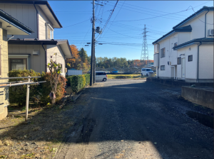 八戸市大字大久保、中古一戸建ての前面道路を含む現地写真画像です