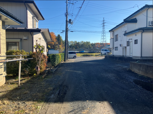 八戸市大字大久保、中古一戸建ての前面道路を含む現地写真画像です