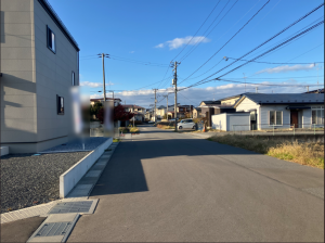 八戸市大字尻内町、中古一戸建ての前面道路を含む現地写真画像です