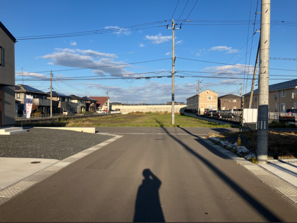 八戸市大字尻内町、中古一戸建ての前面道路を含む現地写真画像です