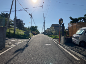 八戸市根城、中古一戸建ての前面道路を含む現地写真画像です