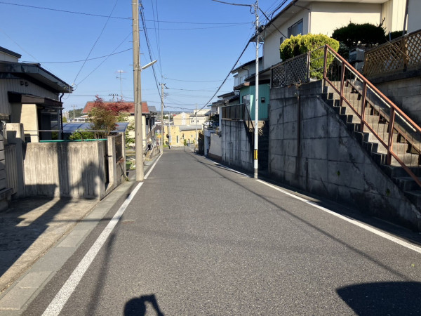 八戸市根城、中古一戸建ての前面道路を含む現地写真画像です