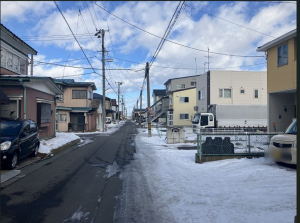 八戸市根城、中古一戸建ての前面道路を含む現地写真画像です