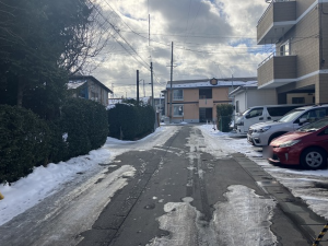八戸市根城、中古一戸建ての前面道路を含む現地写真画像です
