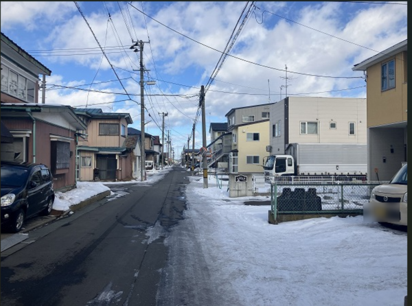 八戸市根城、中古一戸建ての前面道路を含む現地写真画像です