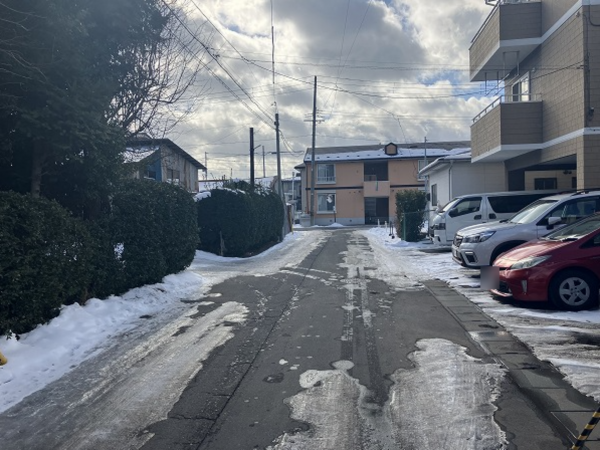 八戸市根城、中古一戸建ての前面道路を含む現地写真画像です