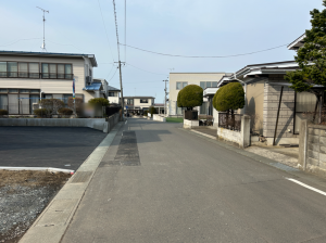 八戸市旭ケ丘、新築一戸建ての前面道路を含む現地写真画像です