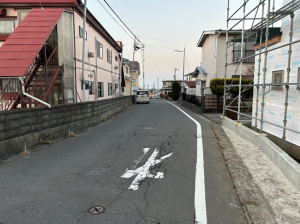 八戸市旭ケ丘、新築一戸建ての前面道路を含む現地写真画像です