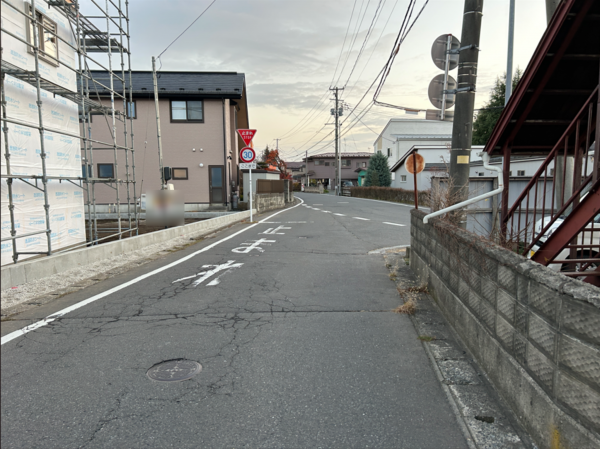 八戸市旭ケ丘、新築一戸建ての前面道路を含む現地写真画像です