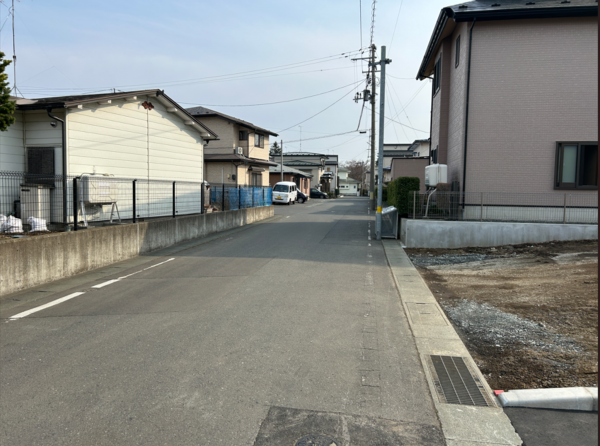 八戸市旭ケ丘、新築一戸建ての前面道路を含む現地写真画像です