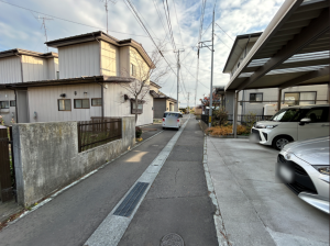 八戸市大字糠塚、中古一戸建ての前面道路を含む現地写真画像です