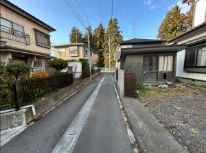 八戸市大字糠塚、中古一戸建ての前面道路を含む現地写真画像です