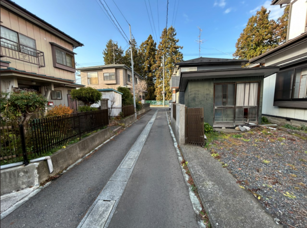 八戸市大字糠塚、中古一戸建ての前面道路を含む現地写真画像です