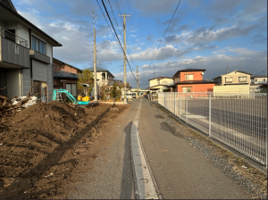 八戸市大字新井田、中古一戸建ての前面道路を含む現地写真画像です