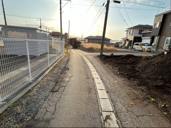 八戸市大字新井田、中古一戸建ての前面道路を含む現地写真画像です
