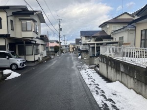 八戸市大字新井田、中古一戸建ての前面道路を含む現地写真画像です